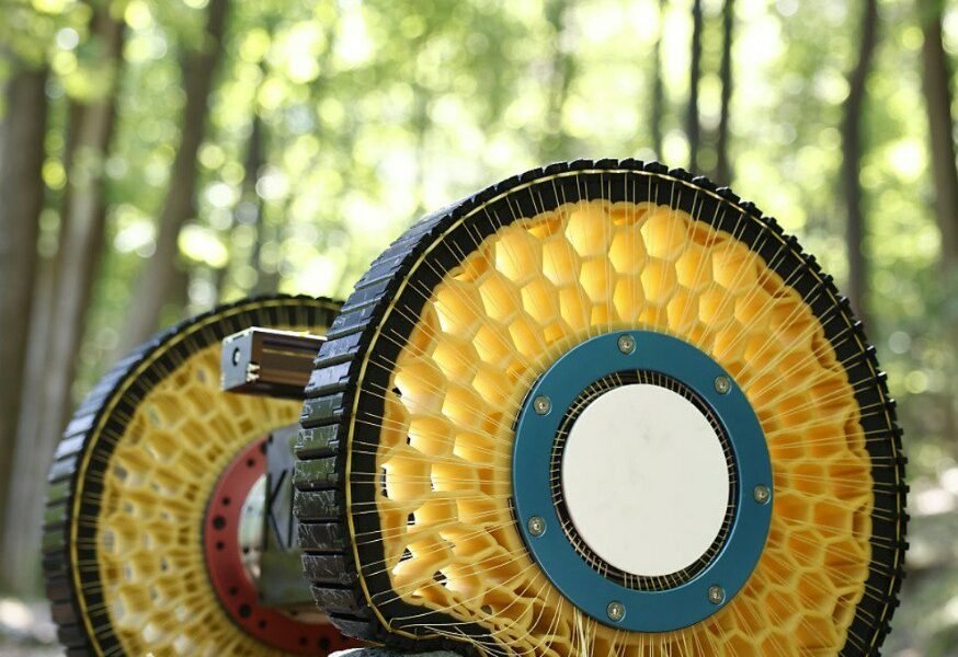 ویلچر روباتیک با چرخهای بزرگ و انعطافپذیر